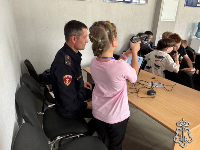 В Смоленске сотрудники вневедомственной охраны поддержали акцию «Каникулы с Росгвардией»