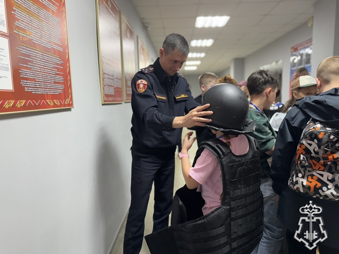 В Смоленске сотрудники вневедомственной охраны поддержали акцию «Каникулы с Росгвардией»