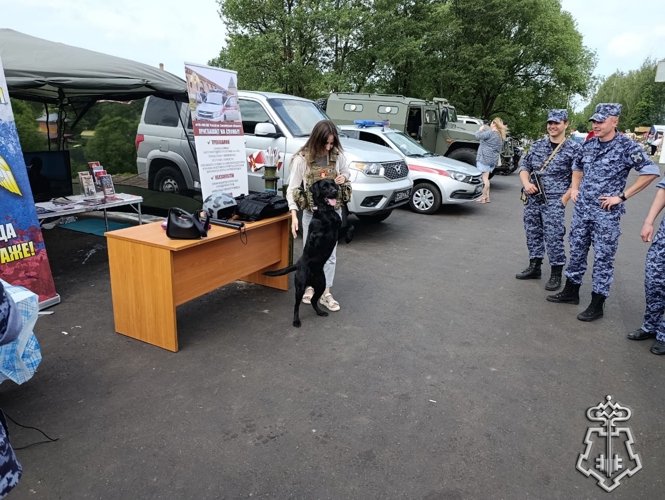 Росгвардейцы в Вязьме организовали выставку вооружения и техники