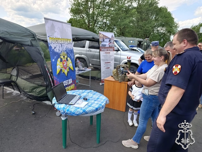 Росгвардейцы в Вязьме организовали выставку вооружения и техники