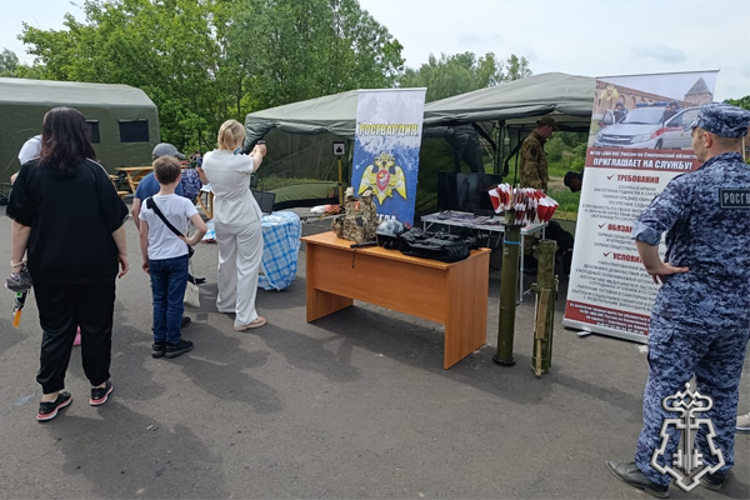 Росгвардейцы в Вязьме организовали выставку вооружения и техники