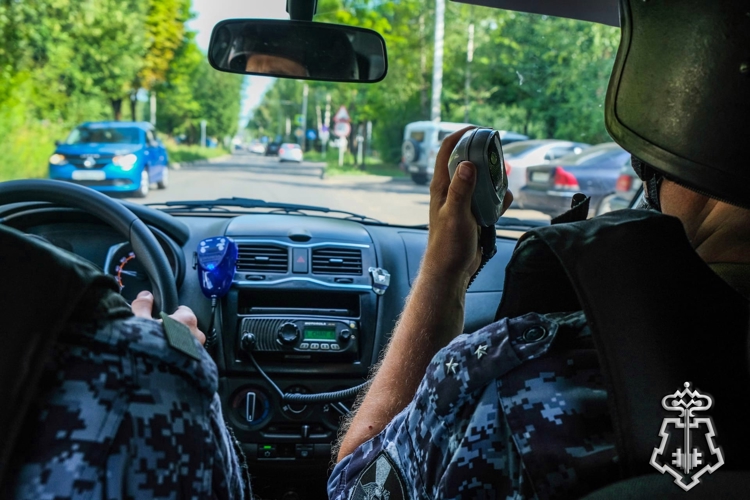 Сотрудники вневедомственной охраны оказали помощь пострадавшим при ДТП