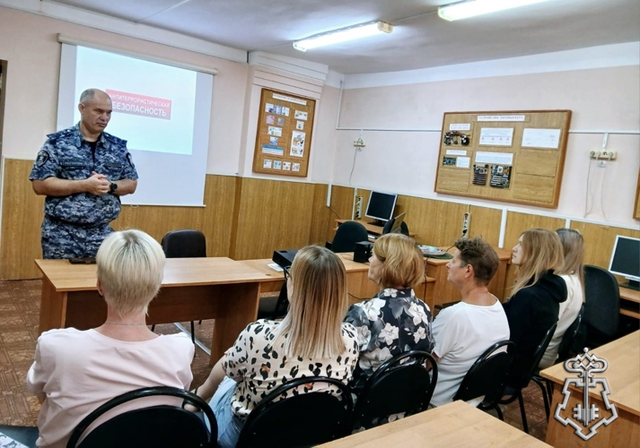  Сотрудники вневедомственной охраны провели занятие по  антитеррористической безопасности в Дорогобужском Доме детского творчества
