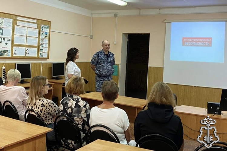  Сотрудники вневедомственной охраны провели занятие по  антитеррористической безопасности в Дорогобужском Доме детского творчества