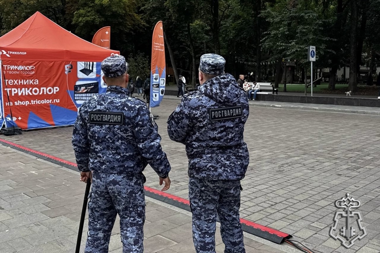 РОСГВАРДЕЙЦЫ ОБЕСПЕЧИЛИ ПРАВОПОРЯДОК ВО ВРЕМЯ ПРАЗДНОВАНИЯ 82-Й ГОДОВЩИНЫ ОСВОБОЖДЕНИЯ СМОЛЕНЩИНЫ ОТ НЕМЕЦКО-ФАШИСТСКИХ ЗАХВАТЧИКОВ И 1162-ЛЕТИЯ СМОЛЕНСКА