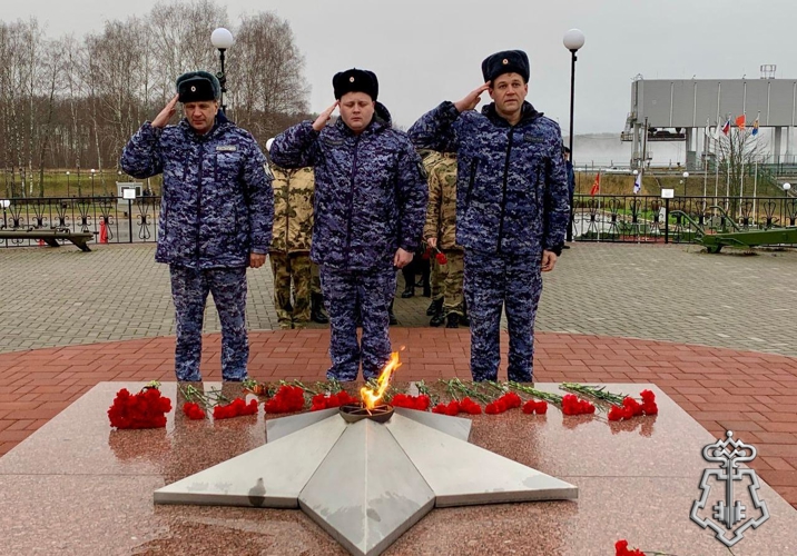 СМОЛЕНСКИЕ СОТРУДНИКИ ВНЕВЕДОМСТВЕННОЙ ОХРАНЫ ПОЧТИЛИ ПАМЯТЬ ПАВШИХ ВОИНОВ В ДЕНЬ НЕИЗВЕСТНОГО СОЛДАТА