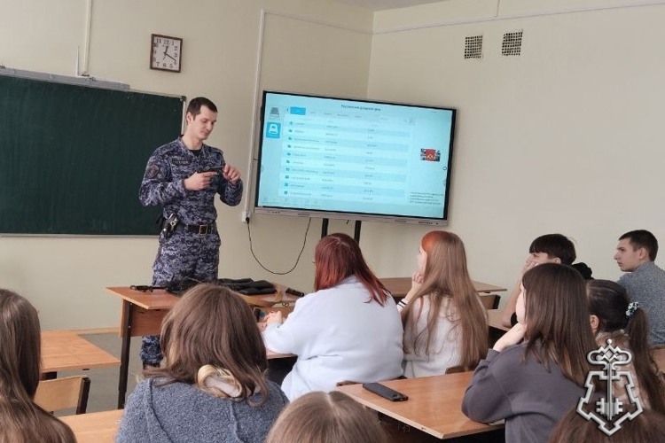 РОСГВАРДЕЙЦЫ ПРОВЕЛИ УРОКИ МУЖЕСТВА В ДВУХ СМОЛЕНСКИХ ШКОЛАХ