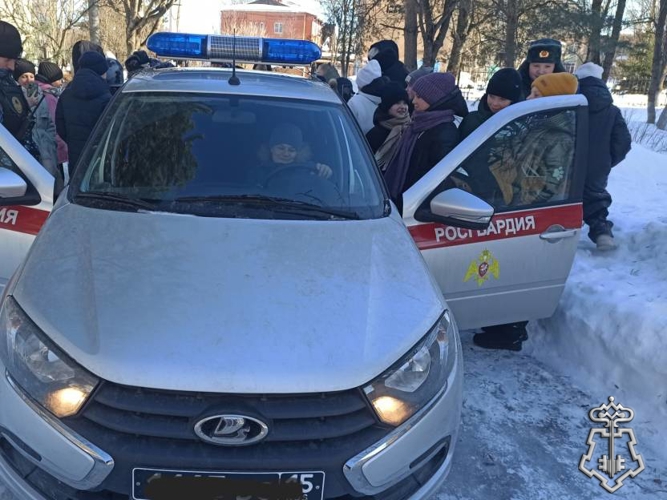 СОТРУДНИКИ ВНЕВЕДОМСТВЕННОЙ ОХРАНЫ РАССКАЗАЛИ ШКОЛЬНИКАМ О СЛУЖБЕ