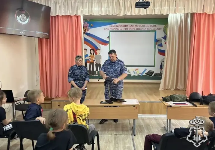 СОТРУДНИКИ РОСГВАРДИИ ОРГАНИЗОВАЛИ ПАТРИОТИЧЕСКОЕ МЕРОПРИЯТИЕ В РОСЛАВЛЕ